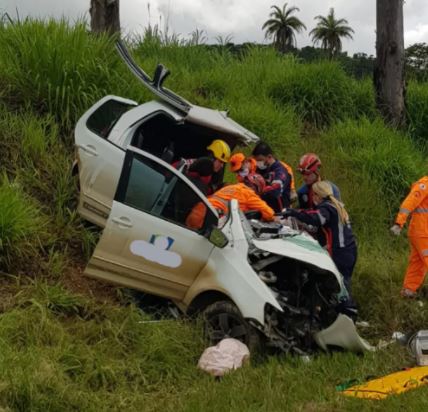 Três pessoas ficam feridas e presas às ferragens após grave acidente em MG